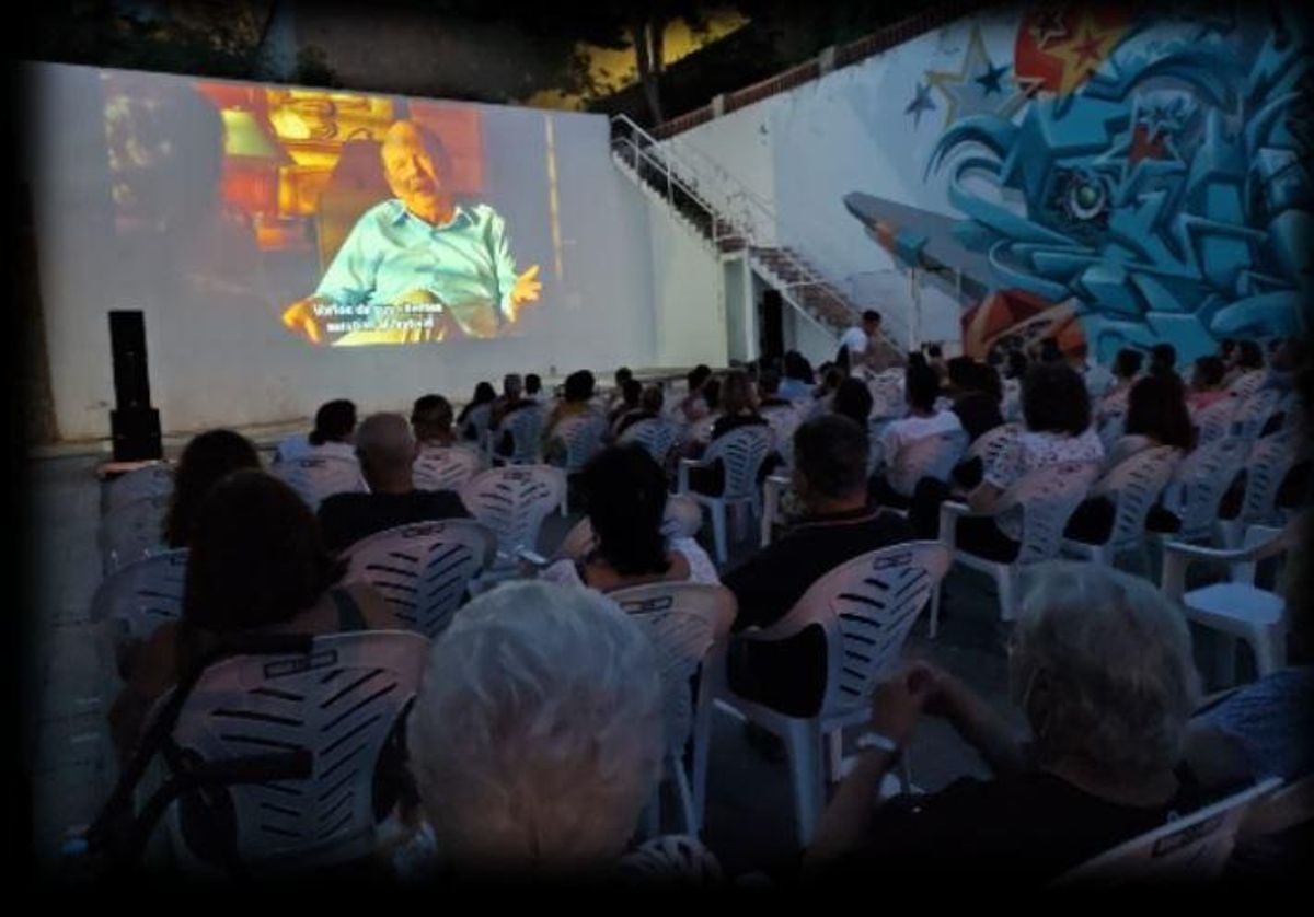 Proyección en el cine de verano en la parte trasera de Las Cigarreras el pasado mes de julio