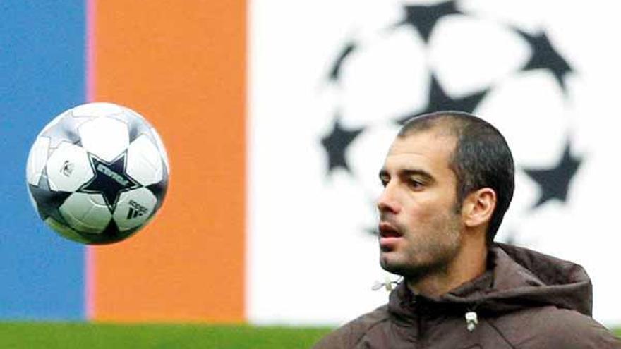 Pep Guardiola, durante el entrenamiento de ayer en el Camp Nou