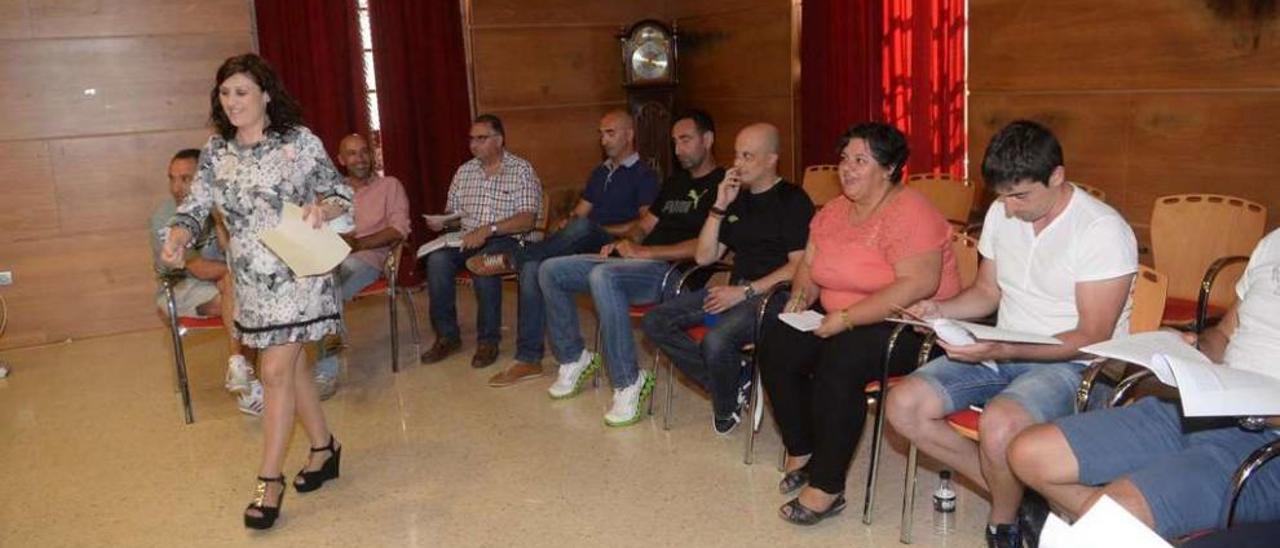 Un momento de la reunión celebrada ayer entre el gobierno municipal y los representantes sindicales. // Noé Parga