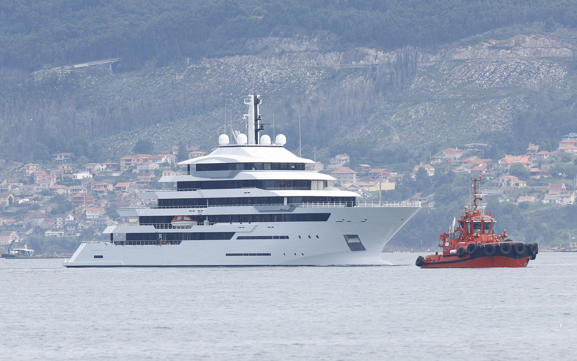 El megayate navegando por la ría de Vigo