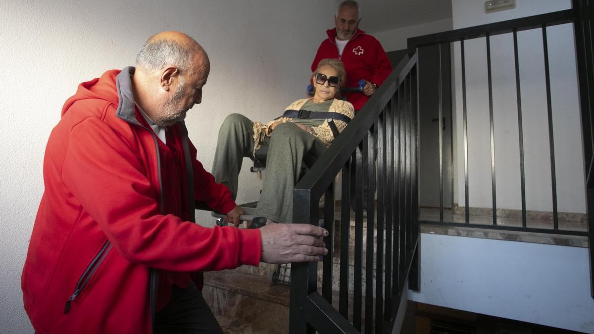 Cruz Roja ofrece asistencia a las personas con movilidad reducida y sin ascensor de zonas afectadas por la dana