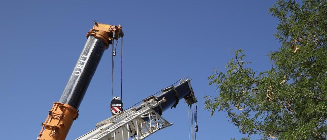 Un camión impacta sobre la pasarela y arranca gran parte de ella.