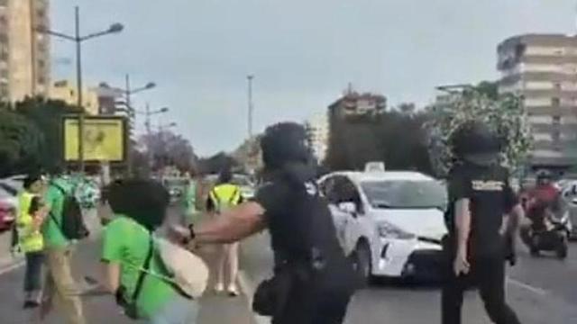 Denuncien l’“agressió brutal” d’un policia a una manifestant per l’educació pública a València