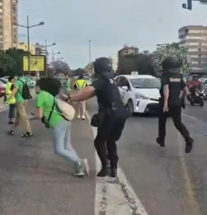 Imputado el agente antidisturbios que empujó a una docente durante la huelga educativa en Valencia