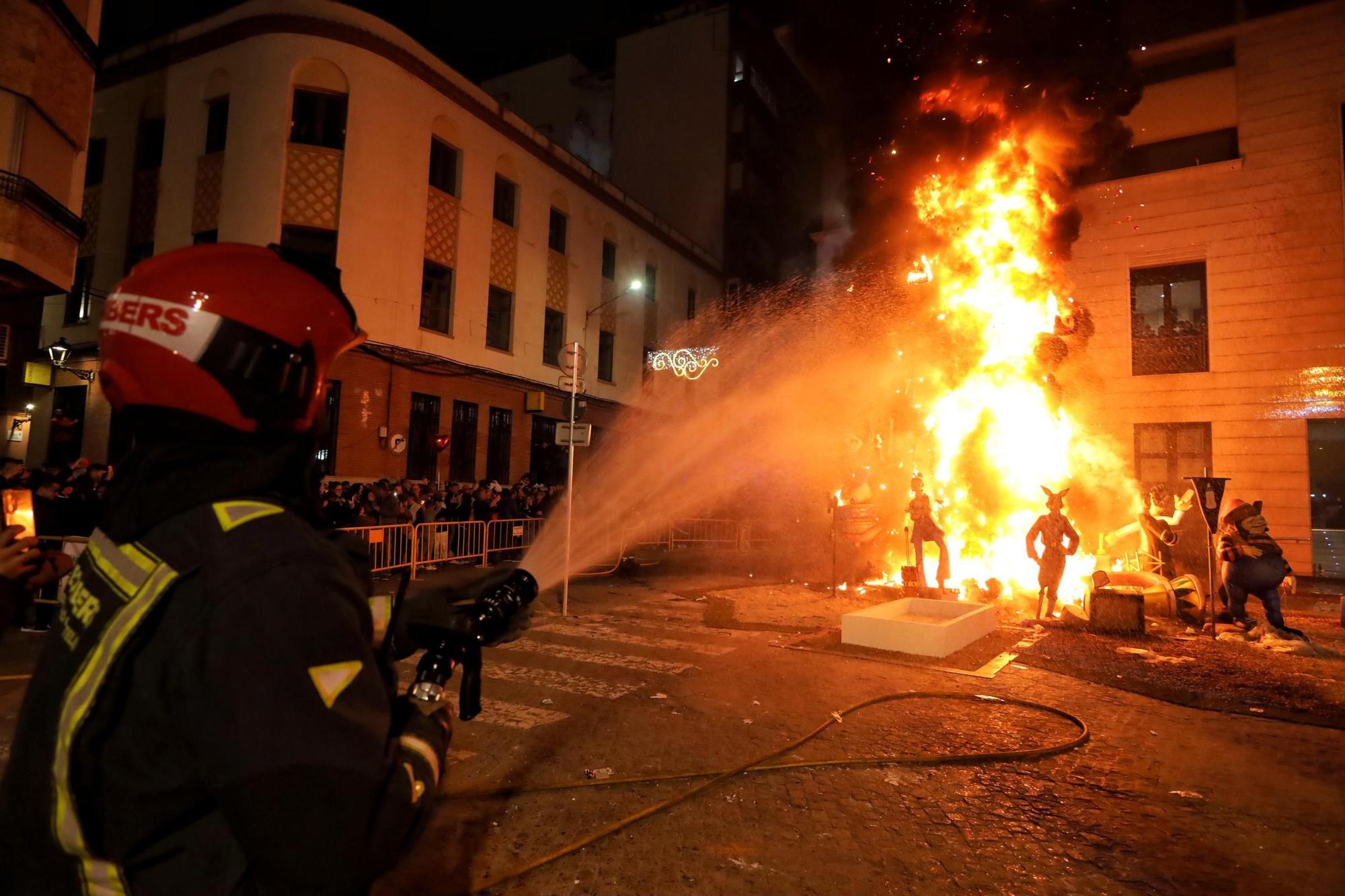 Galería de fotos de la 'cremà' de las Fallas de Burriana 2024