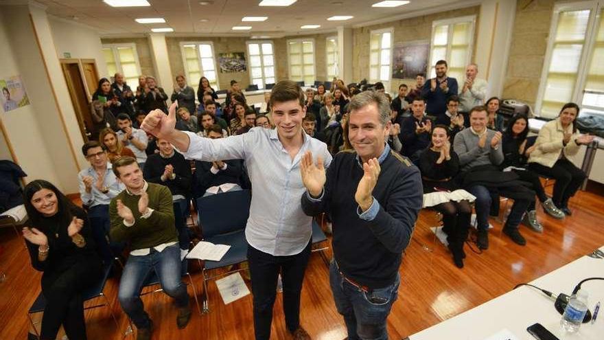 Guillermo Juncal y Rafael Domínguez, tras la proclamación del nuevo dirigente juvenil. // G. Santos