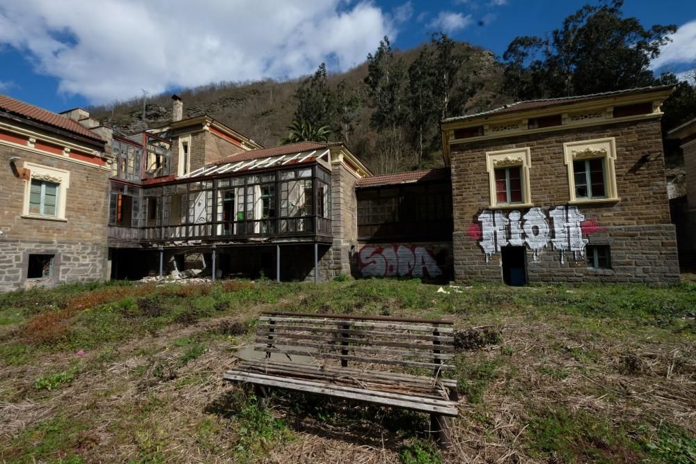 Pintadas y deterioro del Sanatorio de Bustiello