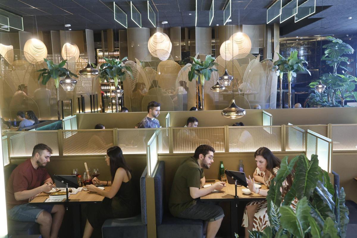 Comensales en el nuevo restaurante Sushisom.