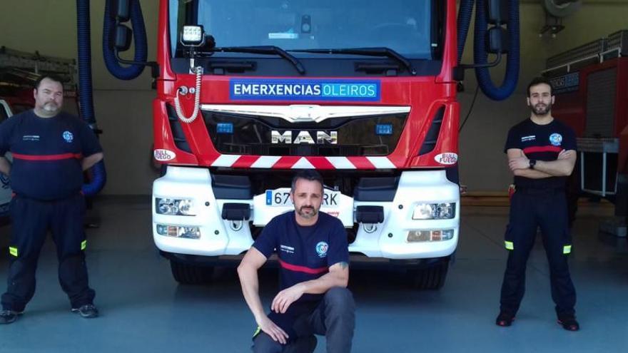 De izquierda a derecha, Alfonso, Pedro y Pepe, ayer en el parque de Emergencias en Iñás.