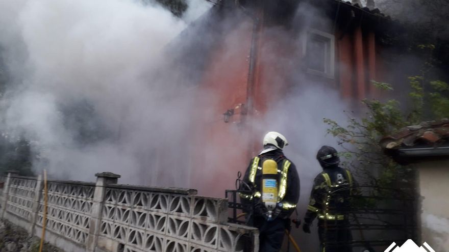 Calcinada por completo una vivienda en un incendio en Santa Cruz (Mieres)