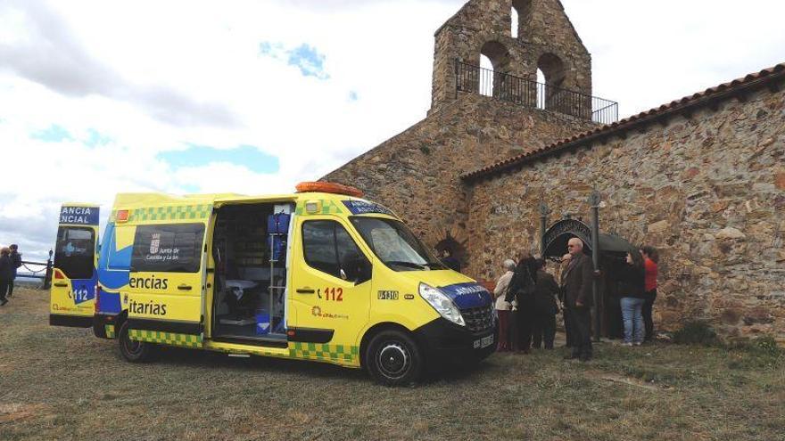 La ambulancia medicalizada, a su llegada a la ermita de Brime de Urz