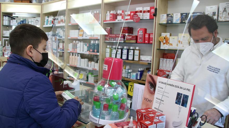 Els farmacèutics celebren que es limiti el preu dels tests, però critiquen que la mesura arriba «tard»