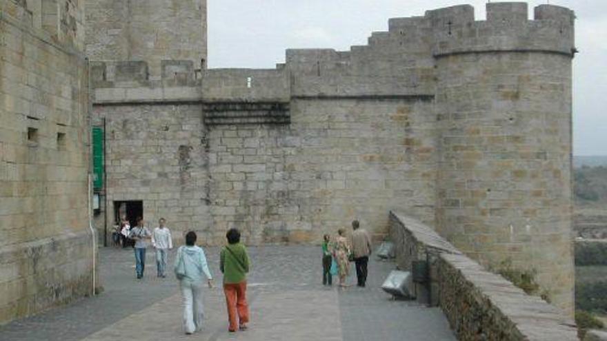 Turistas visitan el castillo de Puebla de Sanabria.