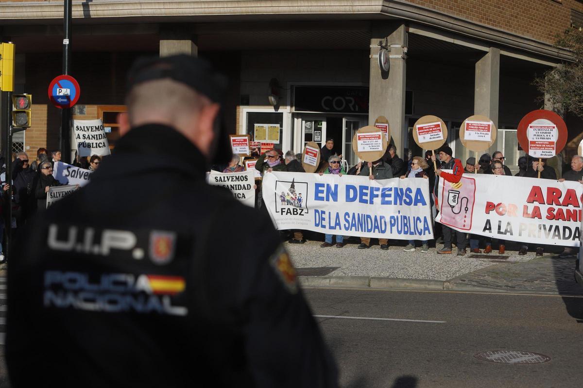 EN IMÁGENES | Protesta de la FAB en la Aljafería por la reforma de la atención primaria EN IMÁGENES | Protesta de la FAB en la Aljafería por la reforma de la atención primaria