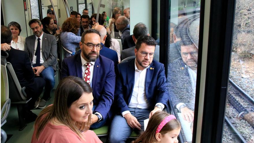 El president de la Generalitat, Pere Aragonès, acompanyat del conseller de Territori, Juli Fernàndez, i de la seva dona, Janina Juli, i de la seva filla al cremallera de Montserrat