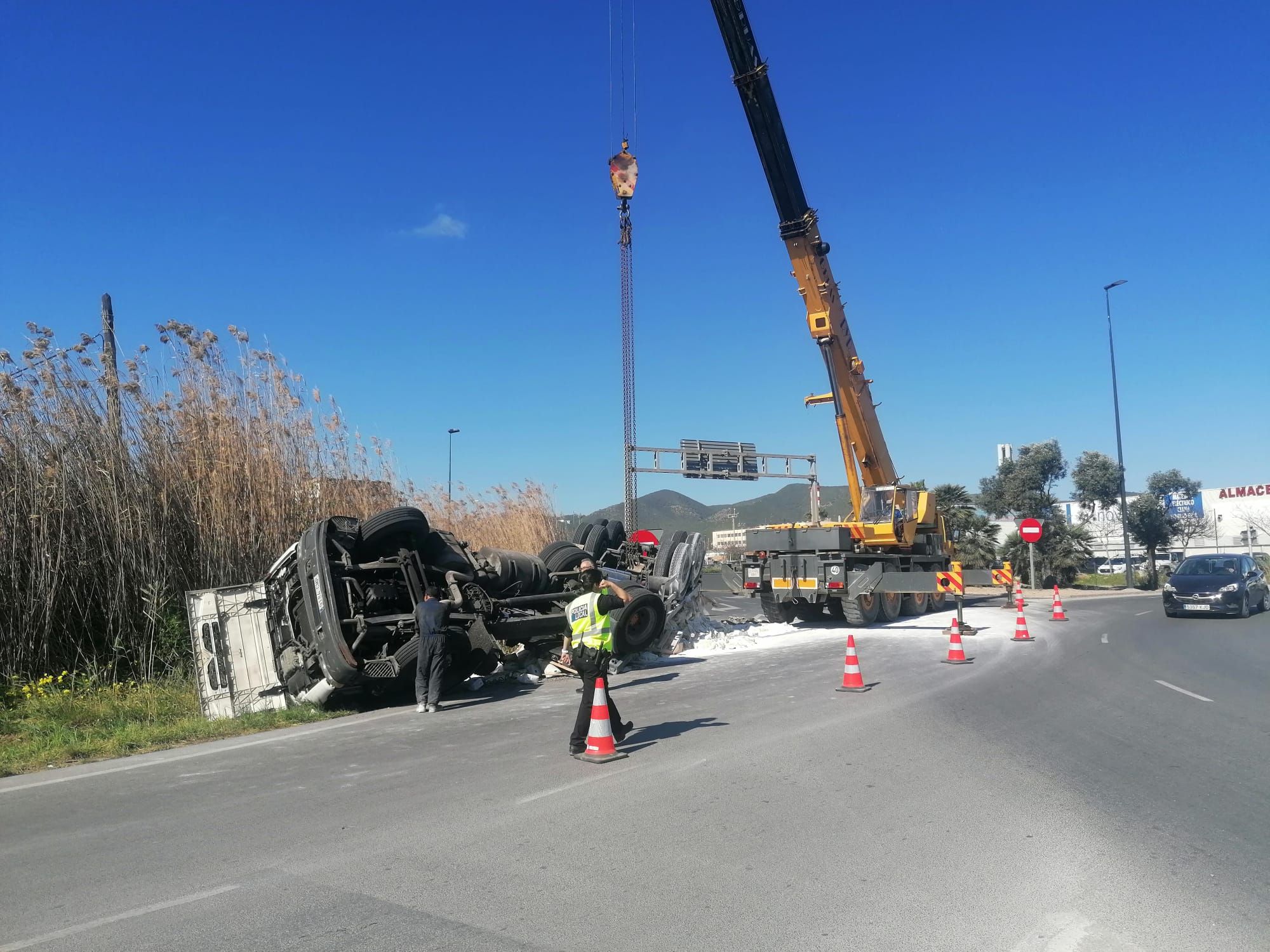 Un camión pesado vuelca en la rotonda de los podencos de Ibiza