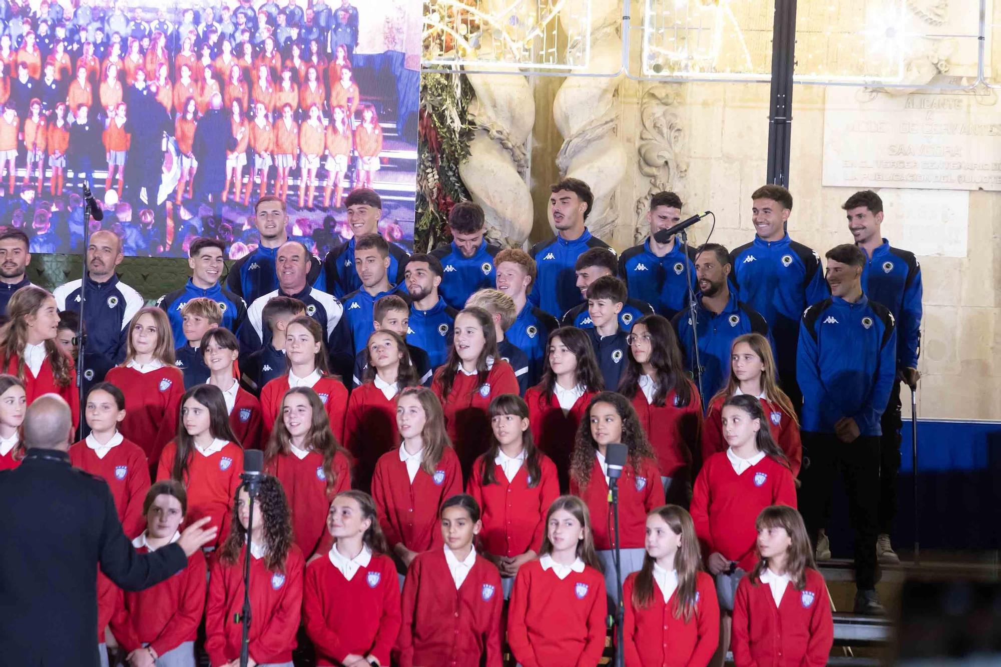 El Hércules interpreta el tradicional villancico junto al coro de los Jesuitas en la plaza del Ayuntamiento de Alicante.