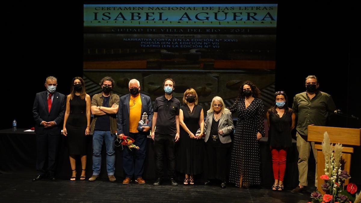 Foto de familia de los ganadores con las autoridades e Isabel Agüera.