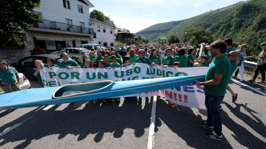 La protesta organizada en verano de 2017 reclamando la navegabilidad del embalse. | LNE