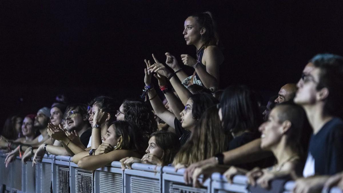 El público coreando las canciones durante la Nit Jove del jueves.  | JAVIER ALCÁZAR