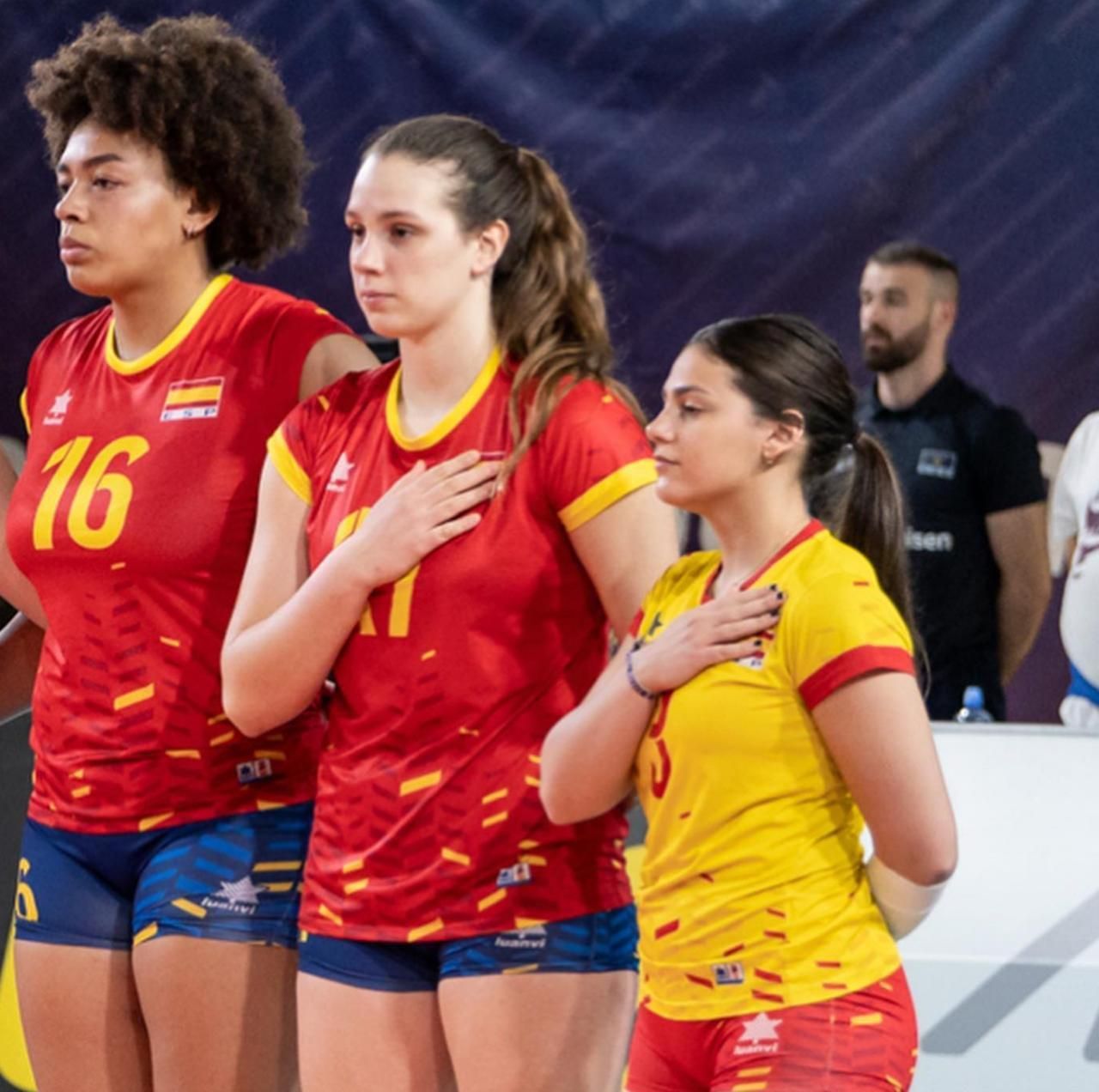 Blanca Arcos, primera por la derecha, en un partido con la selección española sub 21.