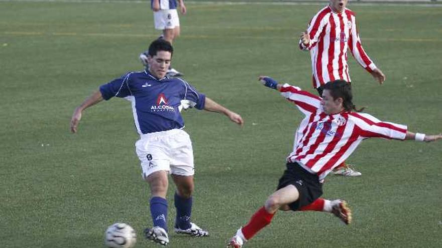 Antonio, autor del gol, toca el balón antes de que le intercepte el rival