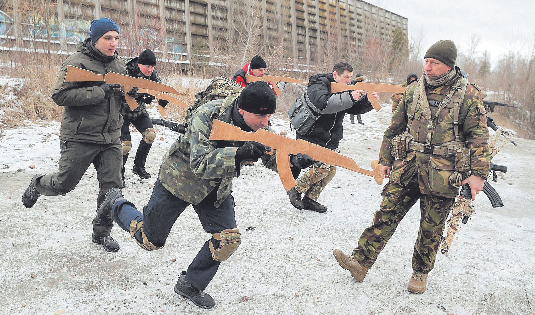Reservistas ucranianos hacen ejercicios militares en Kiev.