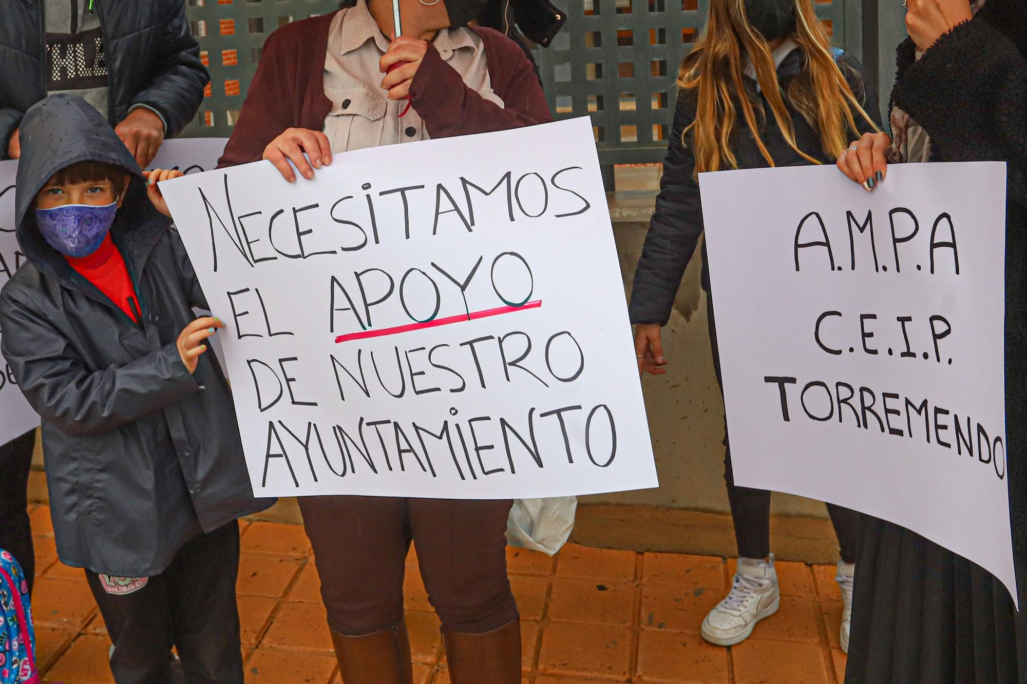 Los padres y madres de Torremendo (Orihuela) reclaman transporte escolar para los alumnos matriculados en el IES Los Alcores (San Miguel de Salinas)