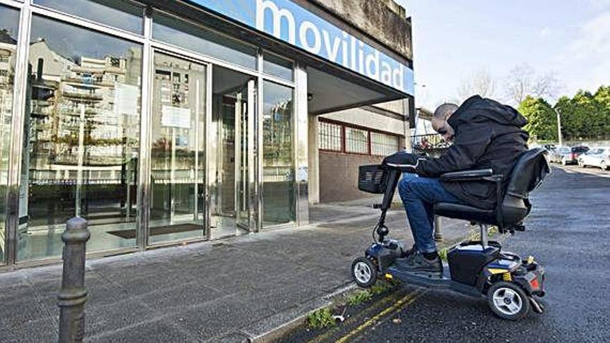 Tejón ante las oficinas de Movilidad y cruzando la ronda de Outeiro. Coche en zona peatonal en Os Malllos.