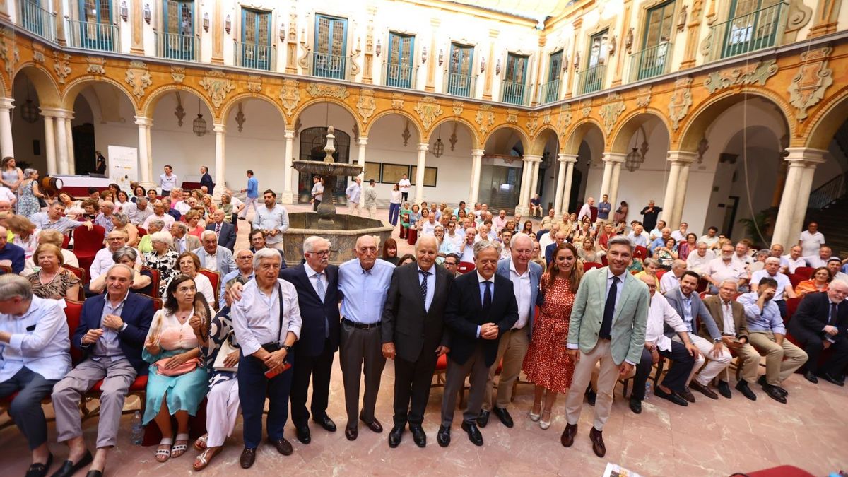 El Cordobés, con autoridades, amigos y público, en la Diputación, en la presentación del libro.
