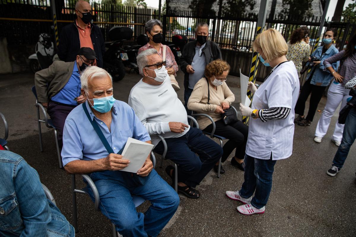 Los mayores de 60 años empiezan a vacunarse de la cuarta dosis del covid y de la gripe, este lunes en el CAP Sant Rafael de Barcelona.