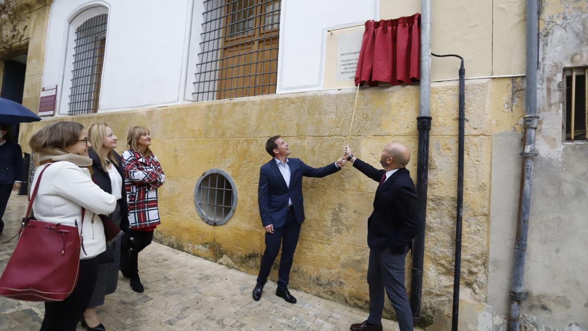 El alcalde de Xàtiva y el presidente de la diputación descubren la placa del bicentenario en la fachada de la Casa de la Enseñanza de Xàtiva.