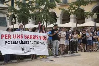 Protesta a Girona contra la «ciutat aparador» i l’excés de pisos turístics