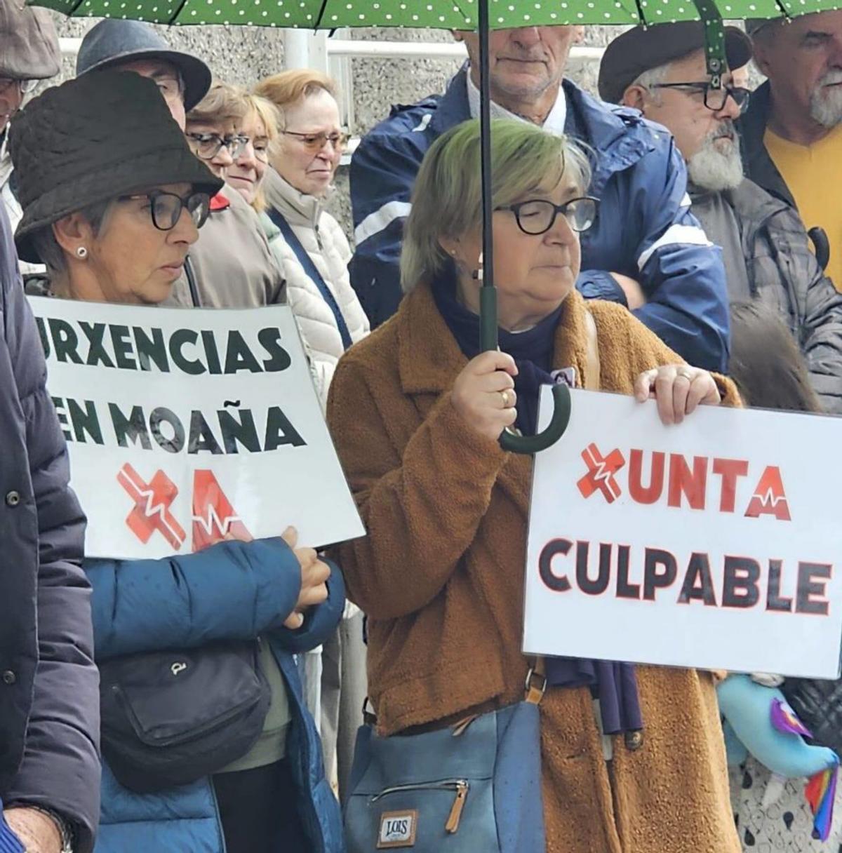 Vecinos en la concentración ante la Casa do Mar. |  Santos Á.