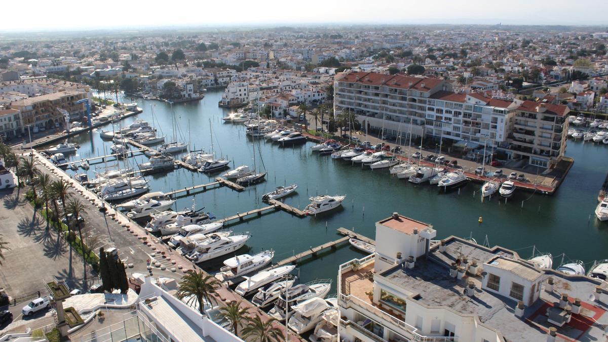 Una imatge aèria del port d'EmpuriaBrava, amb embarcacions amarrades.