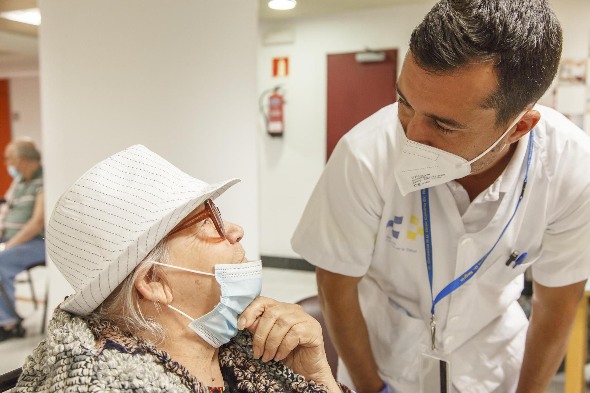 Administran la segunda dosis de la vacuna en Gran Canaria