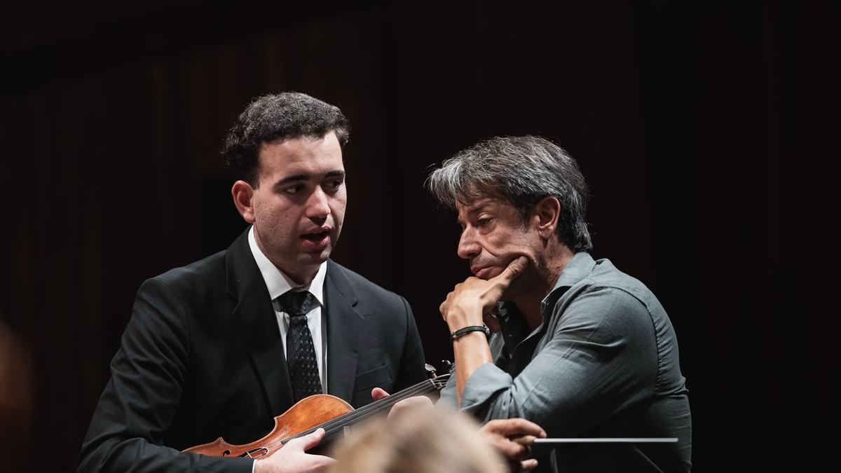 El violinista Javier Marcos, becado, junto al director Francisco Maestre
