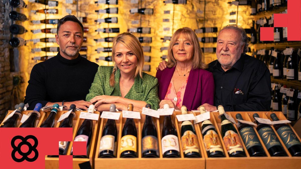 Toni Falgueras y su mujer, Maria Febrer, con sus hijos, Ferran y Meritxell, cuarta y quinta generación de Celler de Gelida, con los retratos de sus antepasados. / Zowy Voeten