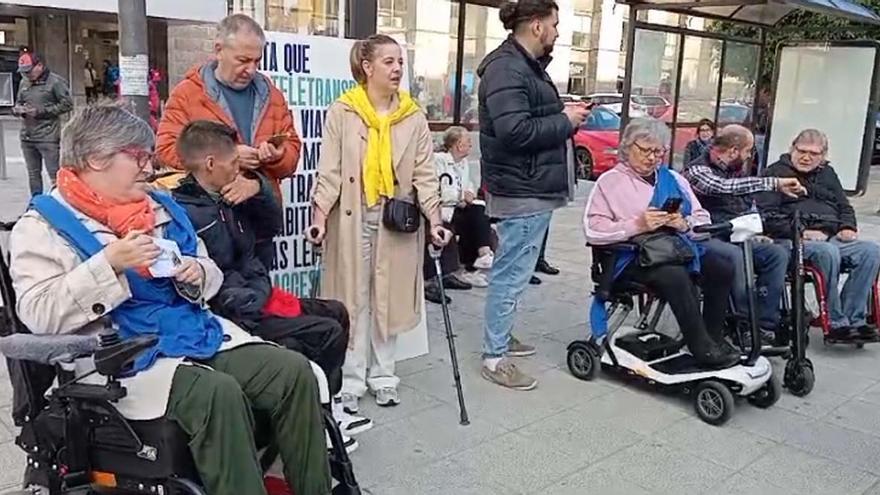 Personas con discapacidad se concentran en A Coruña en demanda de transporte accesible