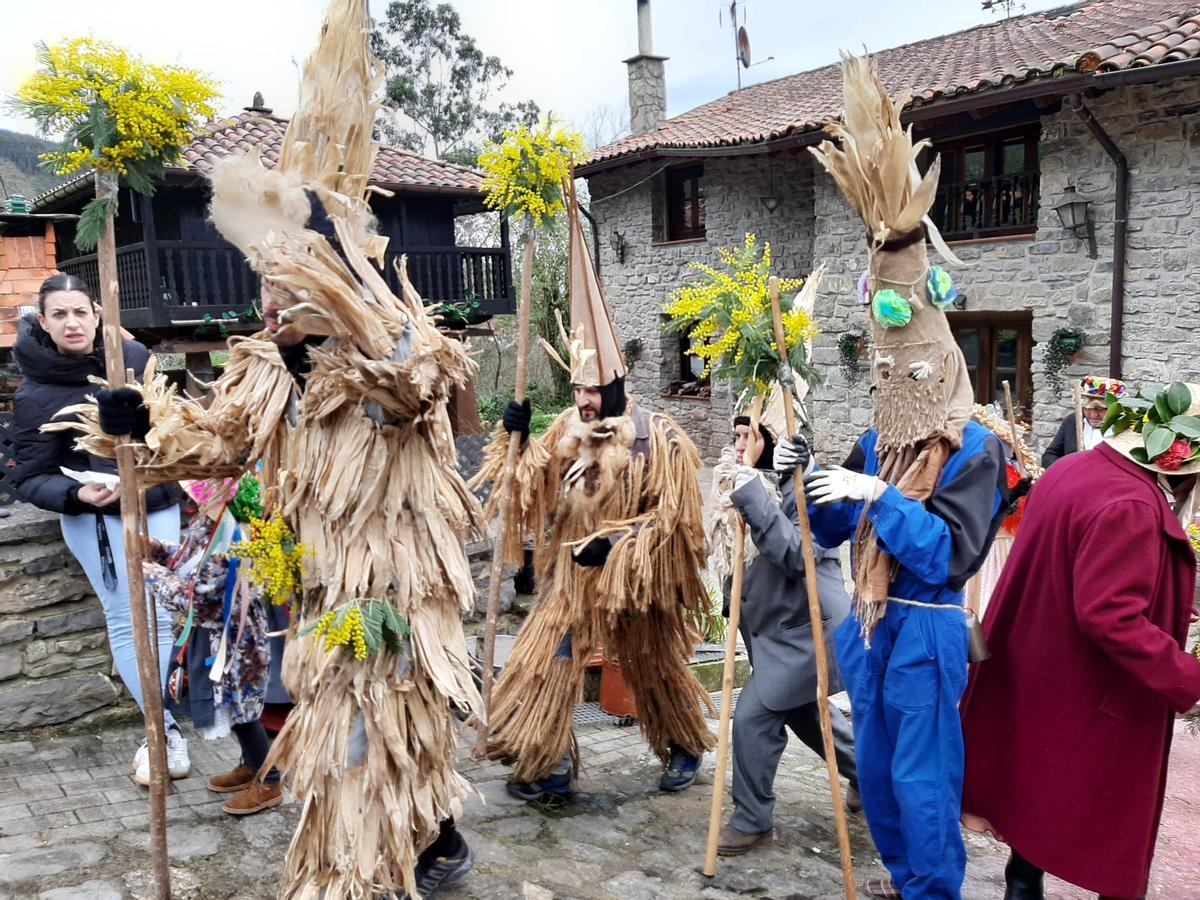 Los Mazacaraos invaden Rozaes para recuperar una tradición que goza de buena salud: el Domingo´l Gordu de la parroquia, en imágenes