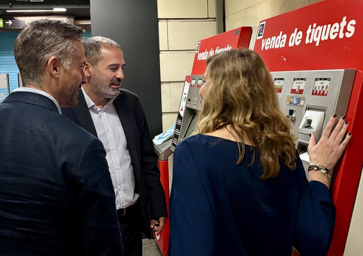 Xavier Flores (de frente), consejero delegado de TMB, junto a Oscar Playà, director de Metro, y Cristina Güell, directora de servicios corporativos del operador