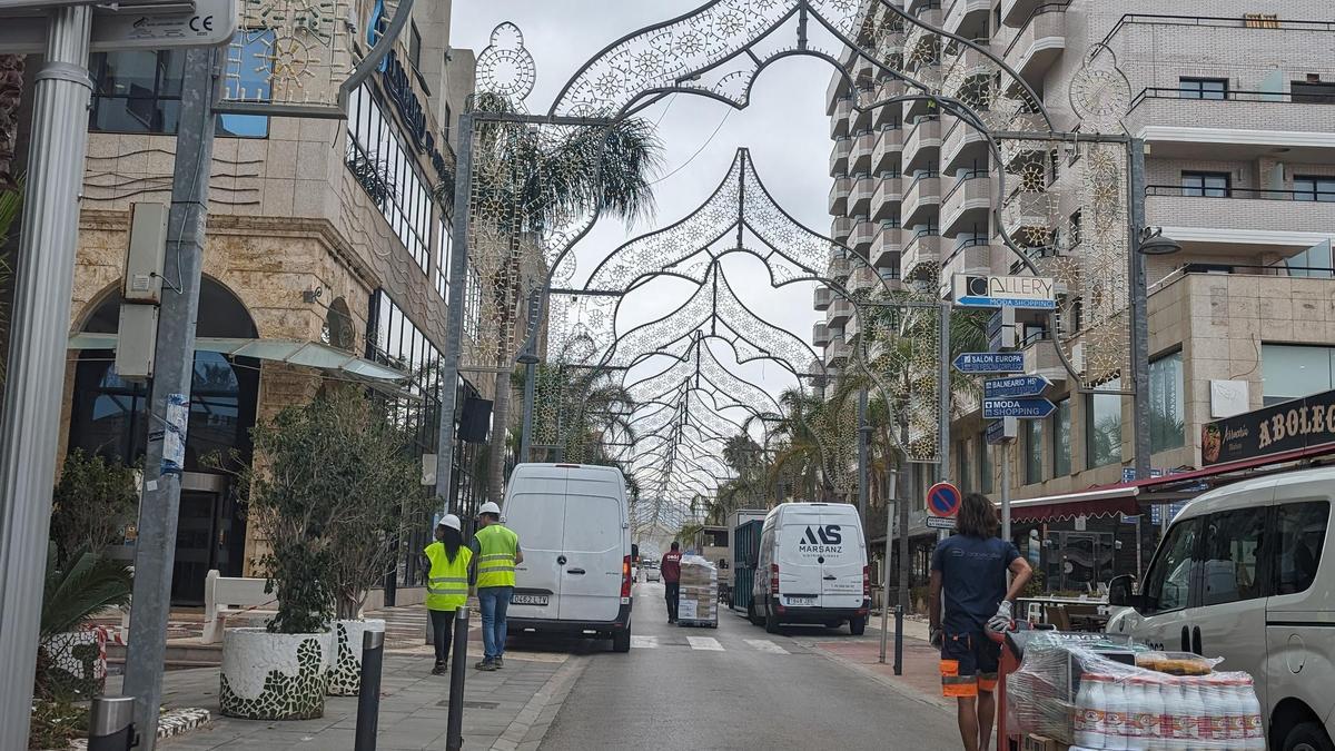 Una de las actuaciones será renovar las luces de esta popular calle, apostando por las nuevas tecnologías.