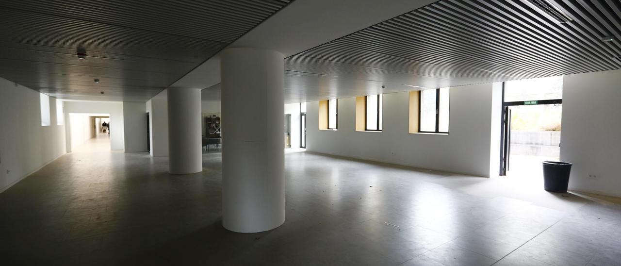 La cafetería del nuevo edificio de Filosofía y Letras sin muebles y sin licencia a mitad de curso.