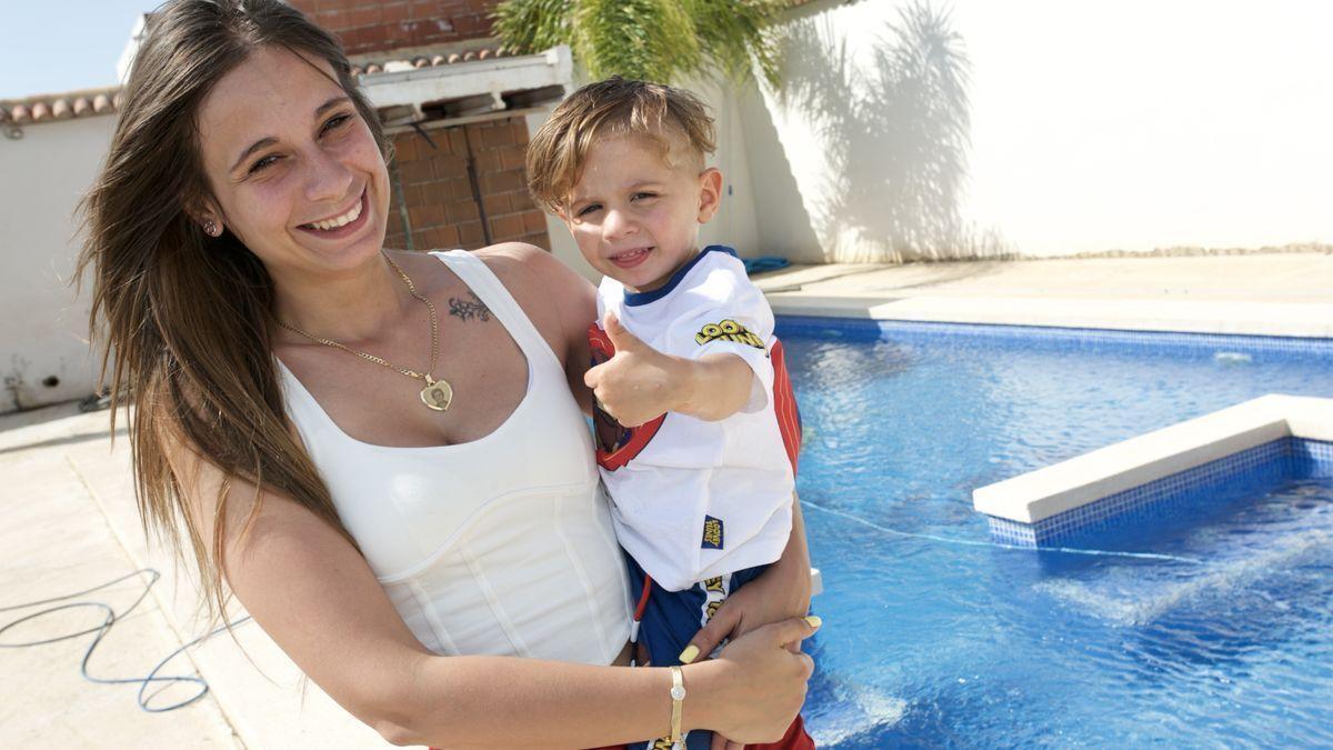 Desi, amb el petit Manuel en braços, al costat de la piscina a la qual va caure el nen el 27 d&#039;abril