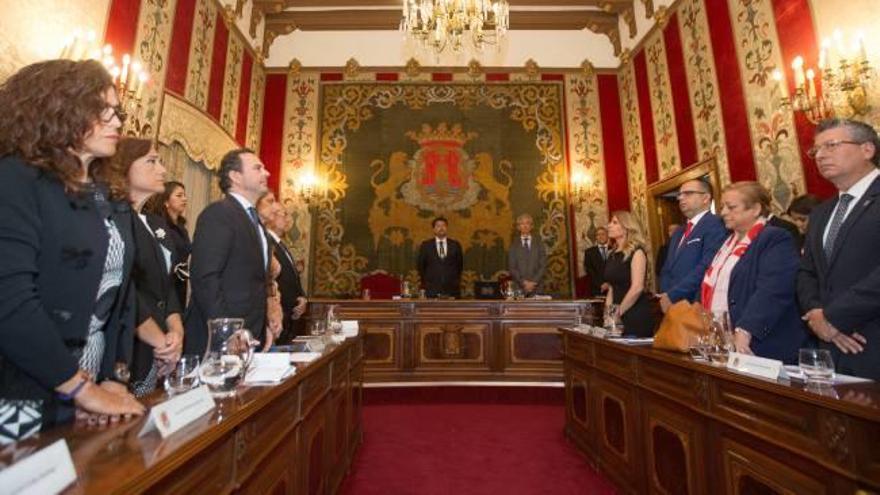 Instante final del pleno, el pasado jueves, donde fue elegido alcalde de Alicante Luis Barcala.