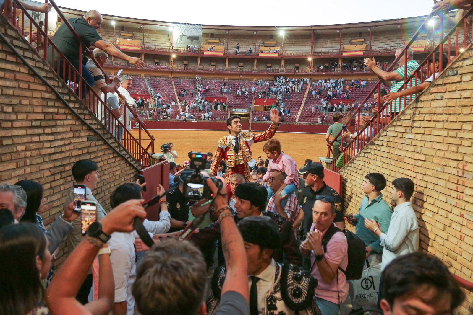 Migie Ángel Perera sale a hombros de Los Califas