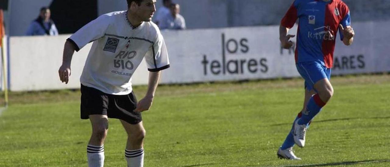 Juan Valdés controla el balón ante el azulgrana Teto durante el derbi de la temporada 2006-07.