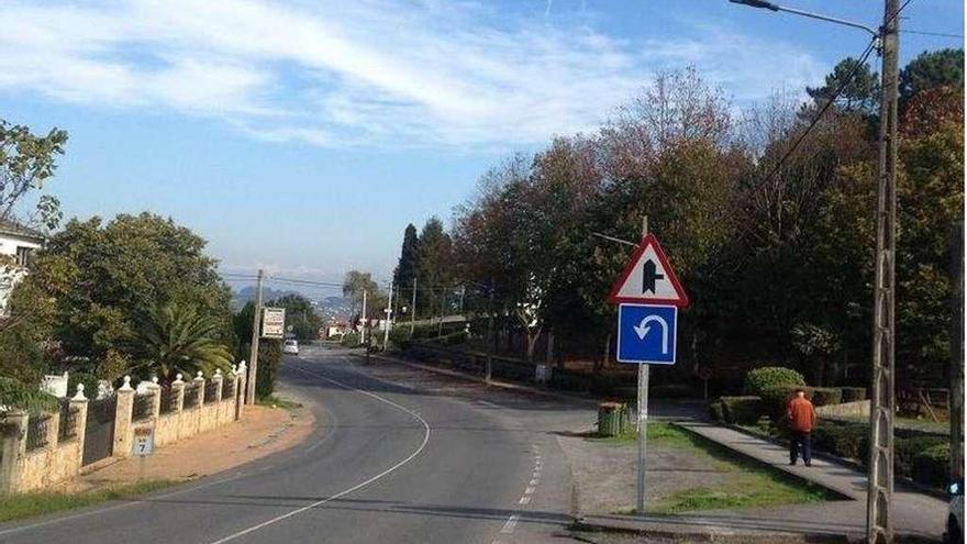 A la derecha, alumbrado público en el concello de Abegondo.