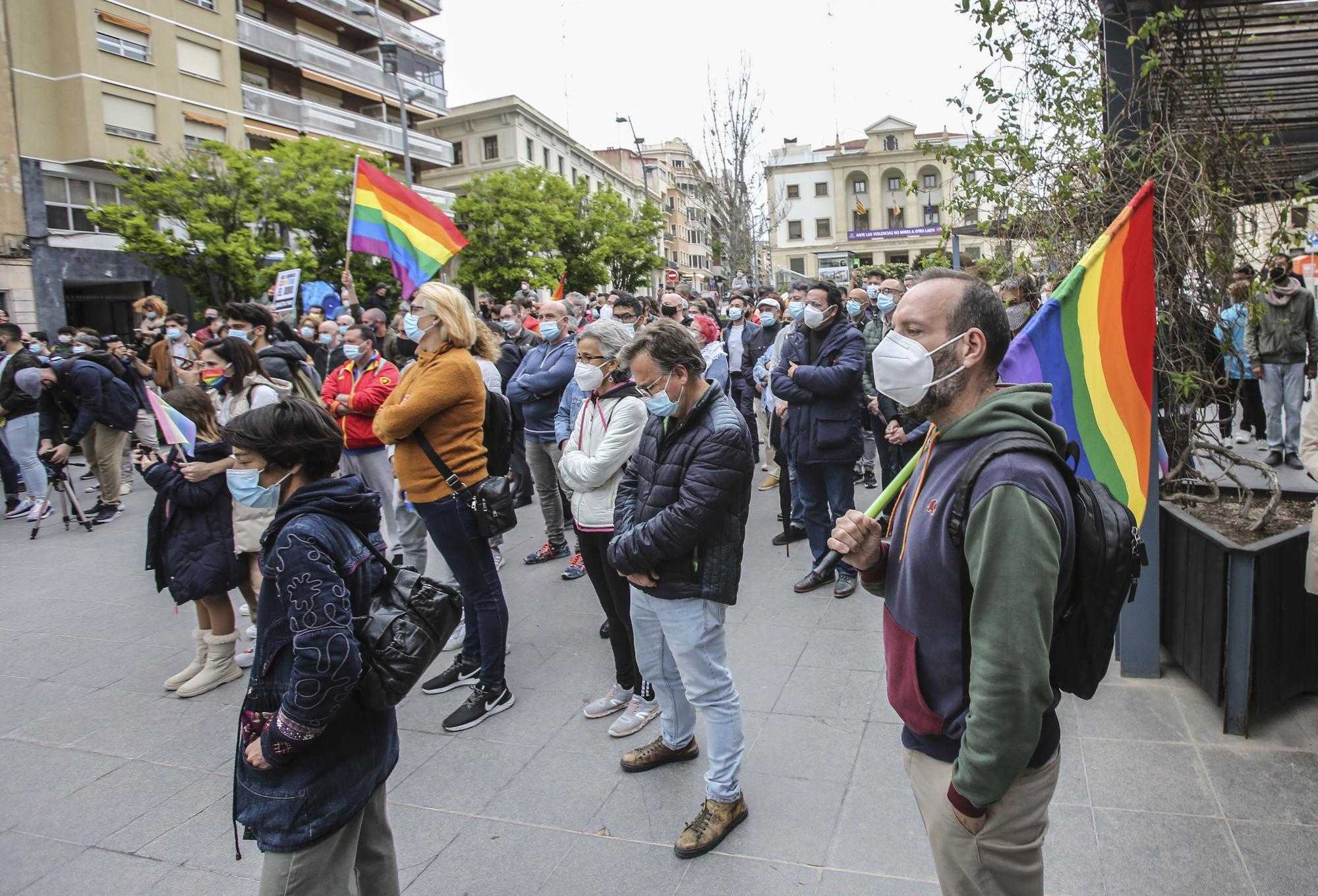 Concentración en contra de la agresión homófoba en el monte Tossal de Alicante