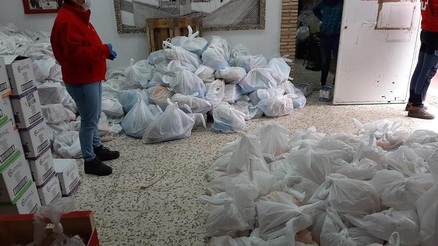 Voluntarios almacenan la comida donada por Bancosol antes de su reparto.